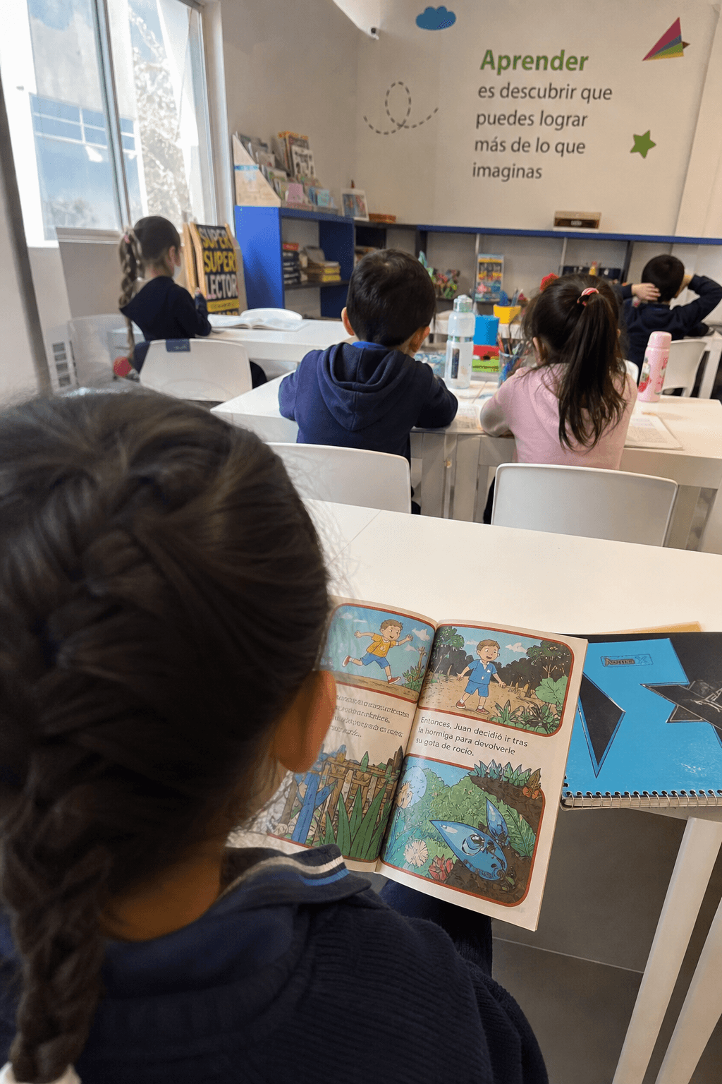 Niña inmersa en un cuento colorido en Growy Academy