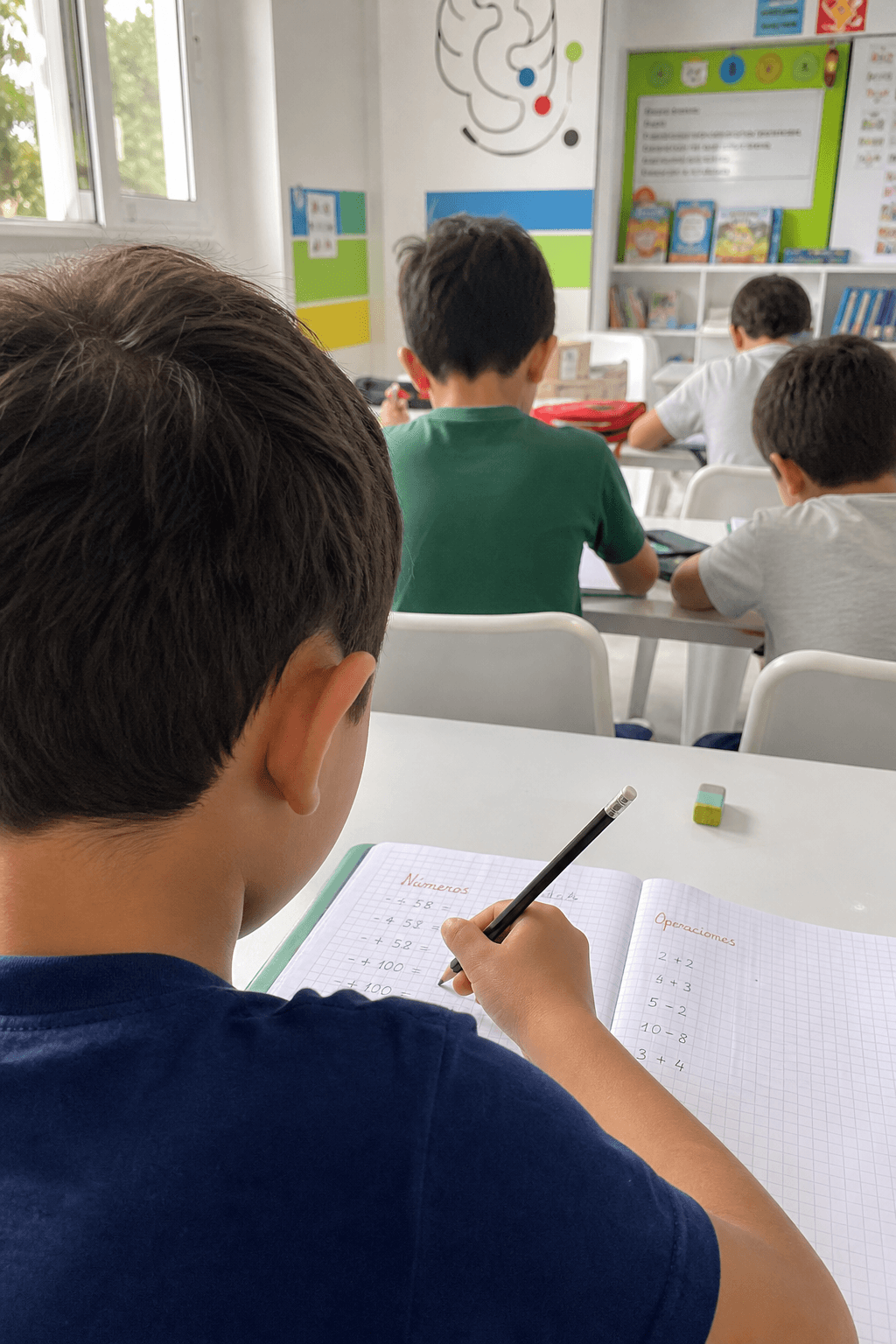 Manos escribiendo con cuidado en un cuaderno abierto